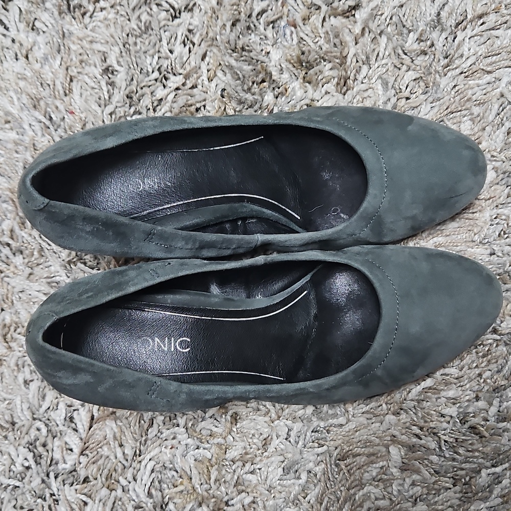 Vionic Gray Heels with Suede Texture and Classic Pump Style
